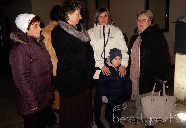 Fellobant az első gyertya lángja 45